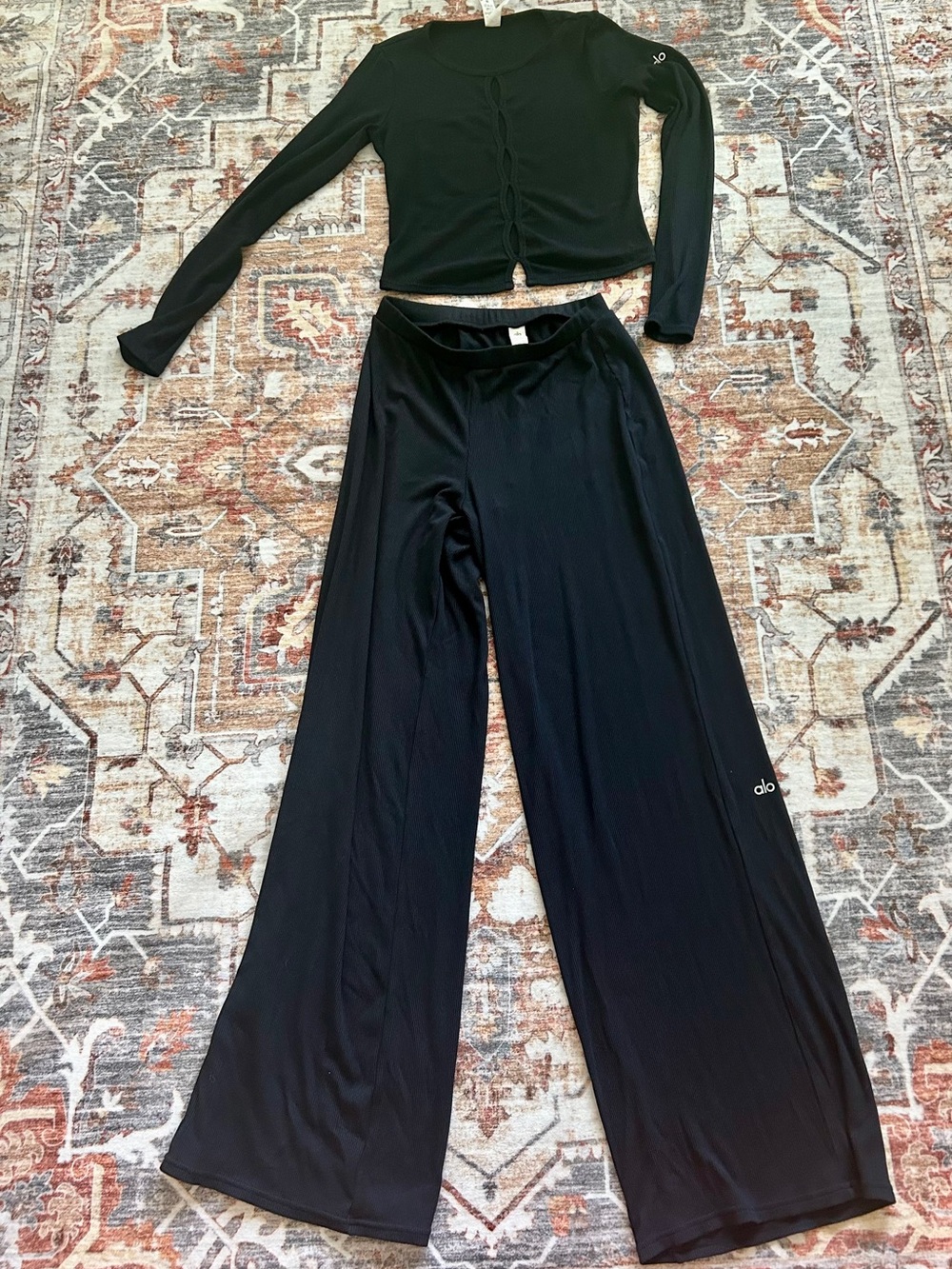 ALO Yoga Womens Black Wide-Leg Lounge Pants and Keyhole Chain Top - Picture 1 of 6